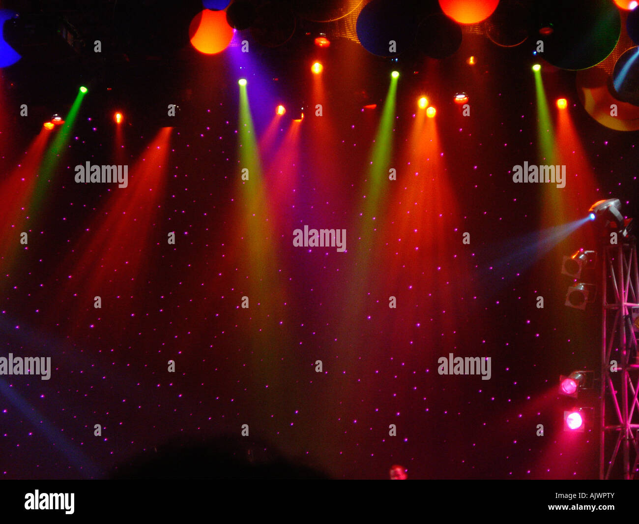 Stadio di colorate luci in un teatro con spazio di copia Foto Stock