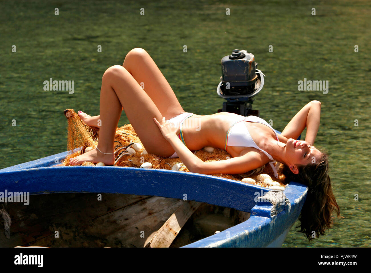 HRV Kroatien Dubrovnik 27 05 2007 Junge Frau beim Sonnenbaden am Meer Croazia 27 05 2007 giovane donna con bagni di sole al mare Foto Stock
