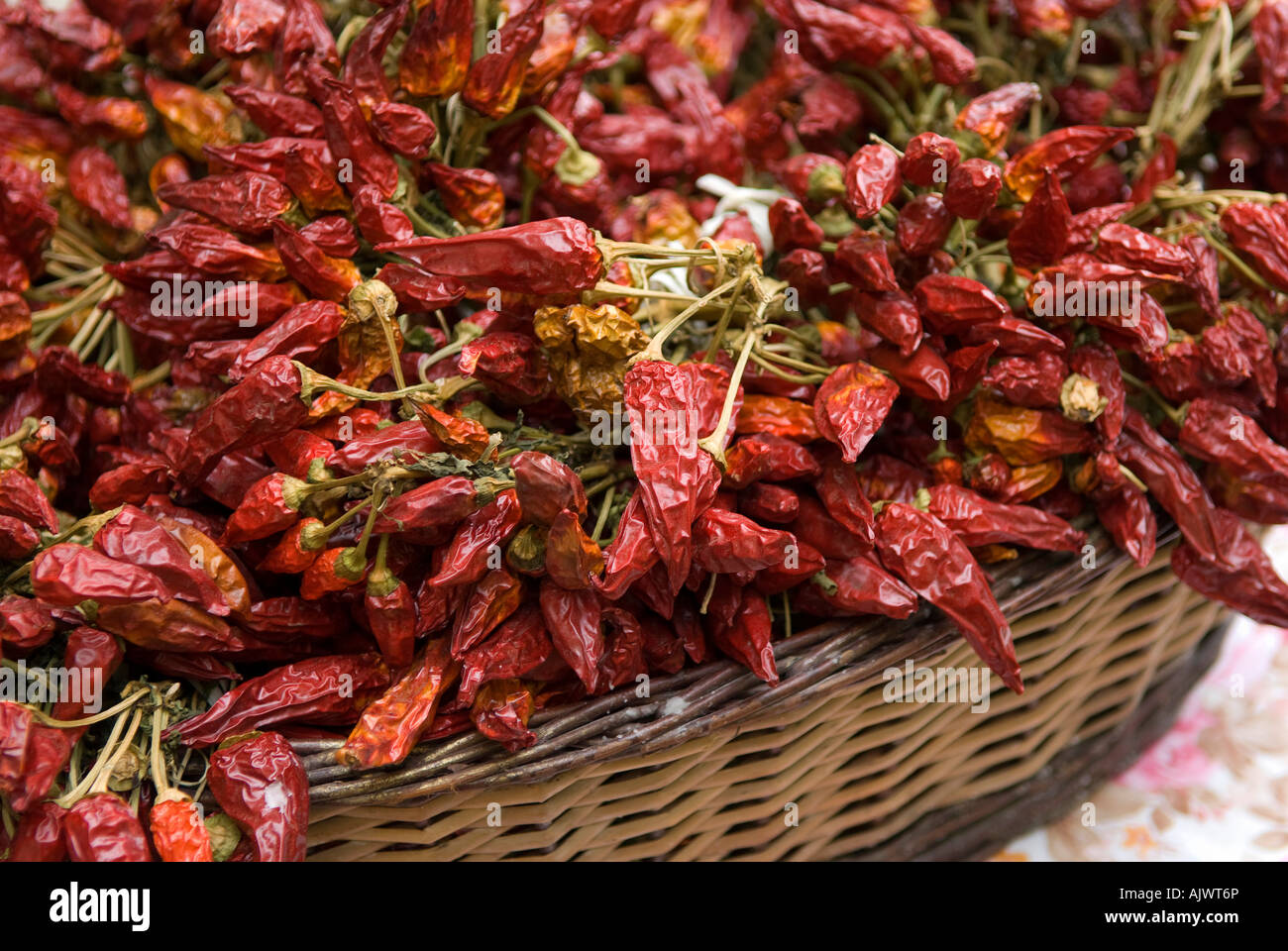 Cesto pieno di secche red hot chili peppers Foto Stock