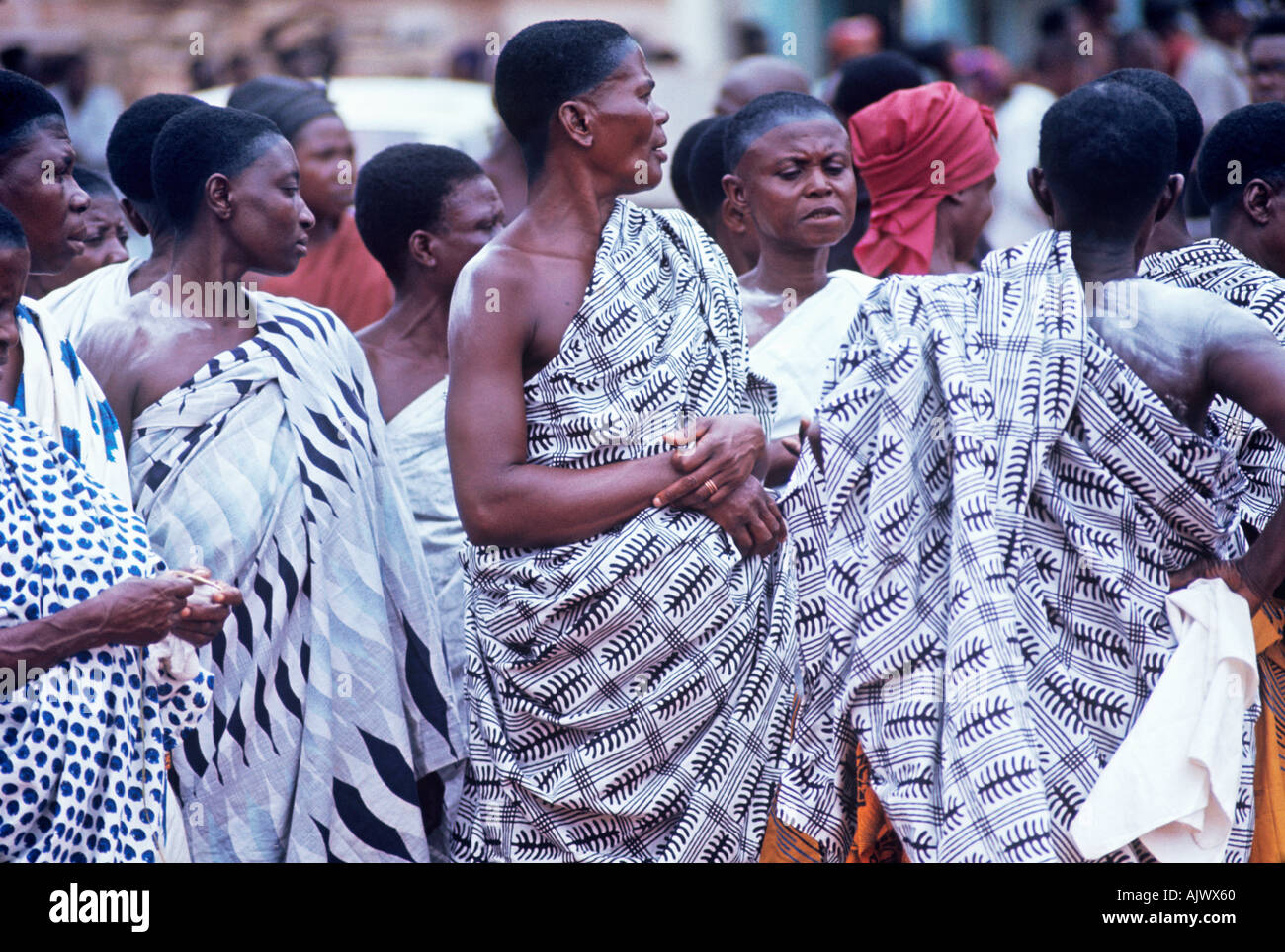 In Ghana matriarcale Ashante società le donne nei panni di adinkra shavenheaded sono in lutto per la loro fine paramount chief Foto Stock