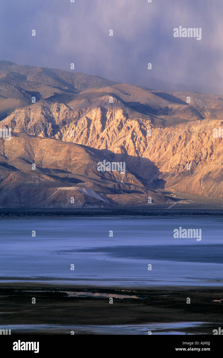 Owens secco Lago si trova sotto le montagne di Inyo nella Owens Valley, California, Stati Uniti d'America Foto Stock