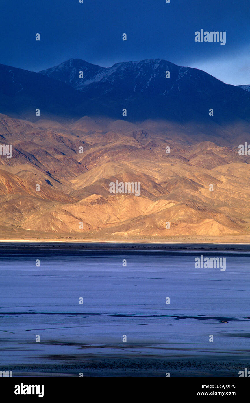 Owens secco Lago si trova sotto le montagne di Inyo nella Owens Valley, California, Stati Uniti d'America Foto Stock