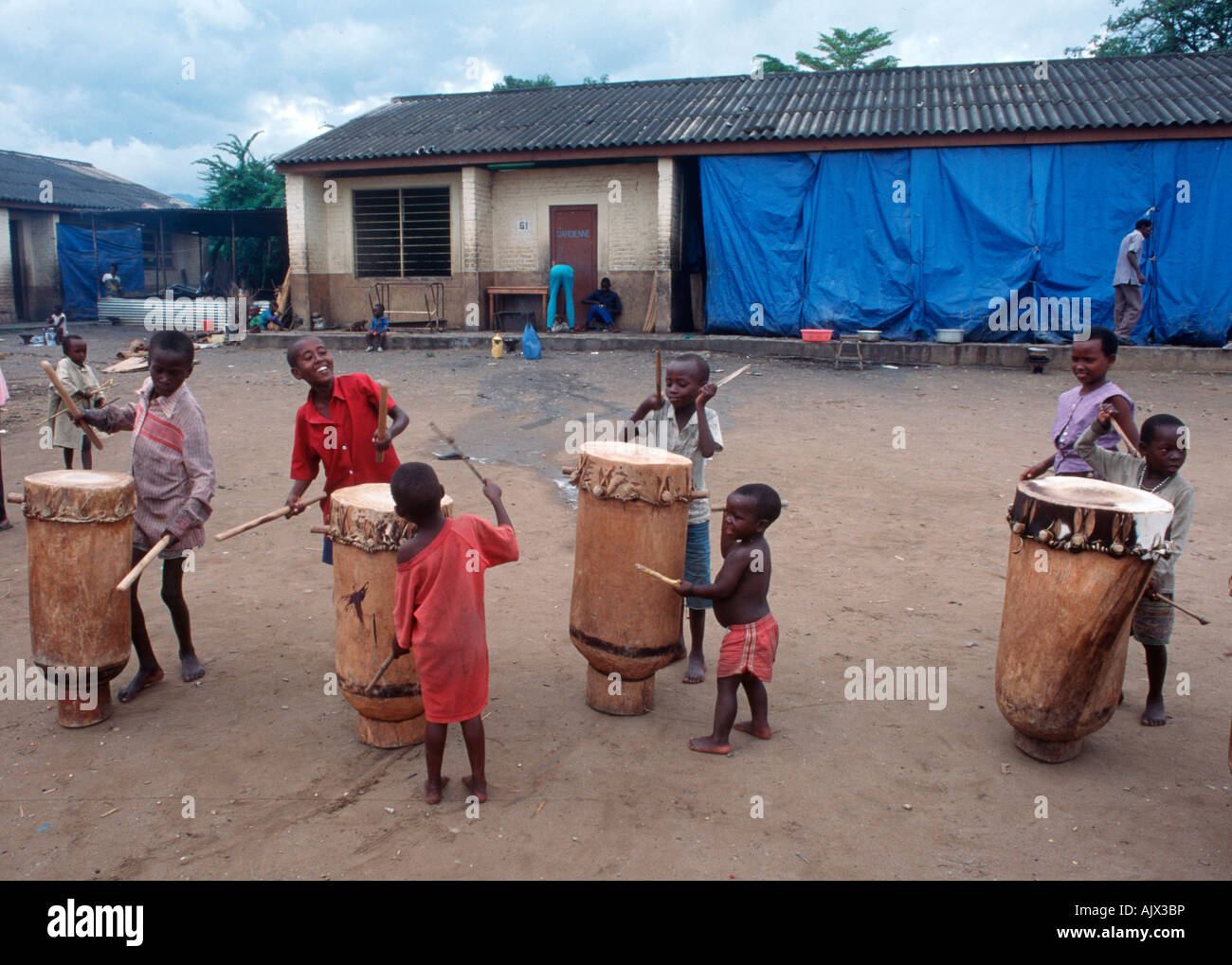 Spostato il Burundi tutsi e hutu che vivono nella scuola in Nagaragara trimestre a Bujumbura. Foto Stock