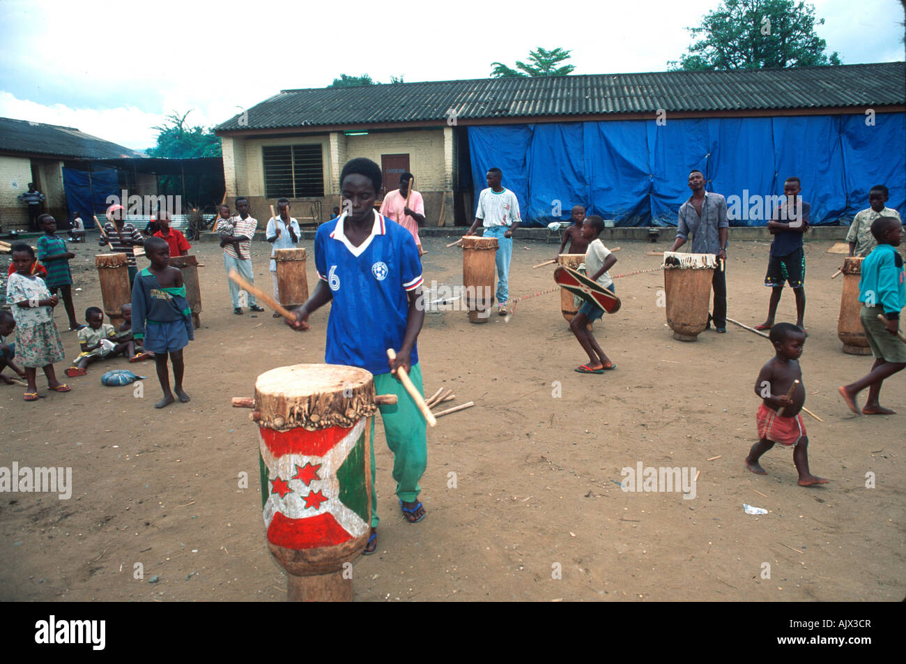 Spostato il Burundi tutsi e hutu che vivono nella scuola in Nagaragara trimestre a Bujumbura. Foto Stock
