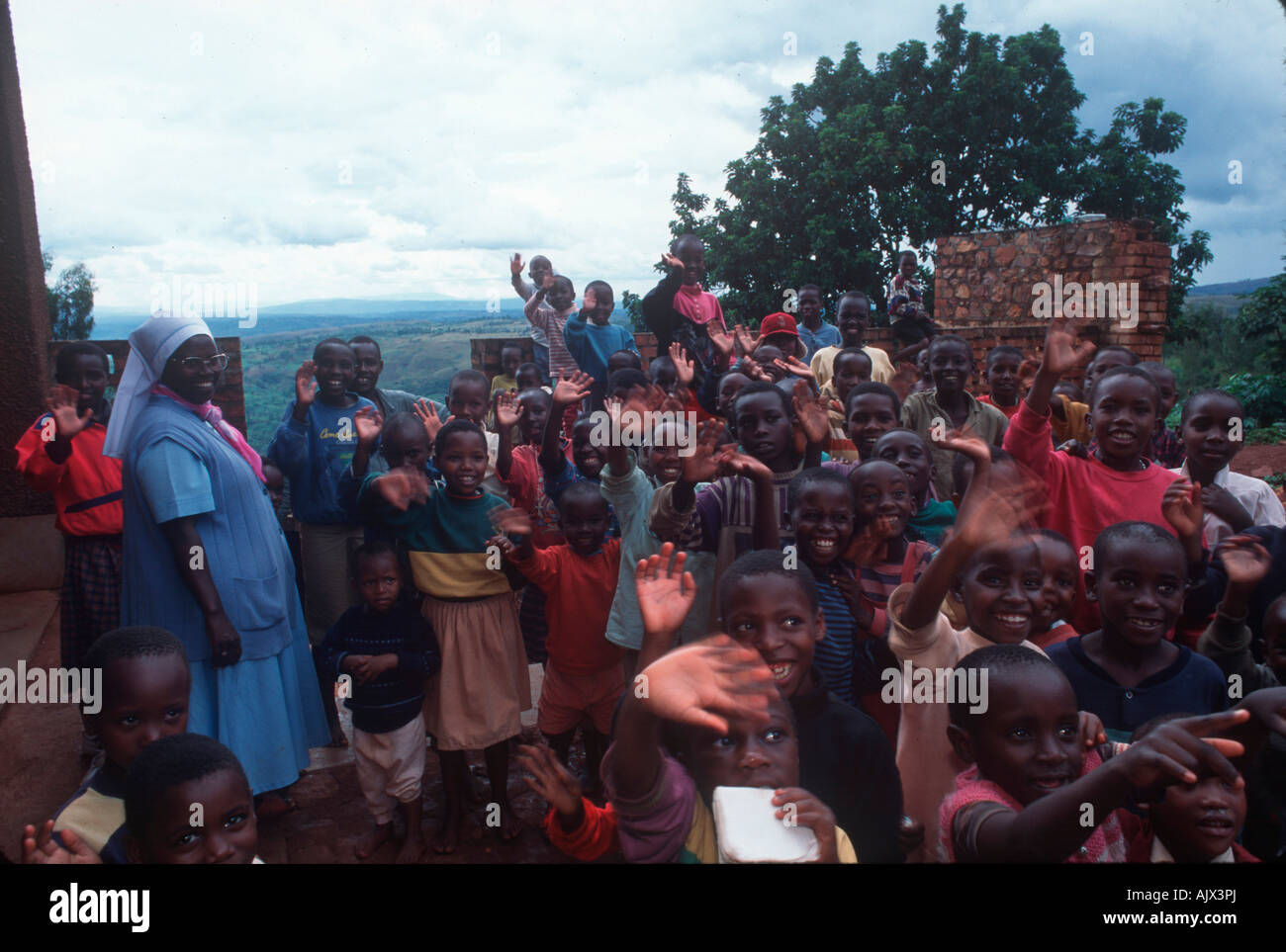 Ruandesi Tutsi e Hutu orfani di guerra a Mugera orfanotrofio gestito dall Arcidiocesi di Gitega. Foto Stock