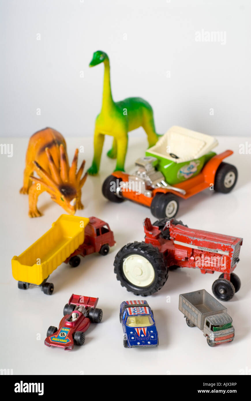 Assortimento di giocattoli- auto, il trattore e dinosauri Foto Stock