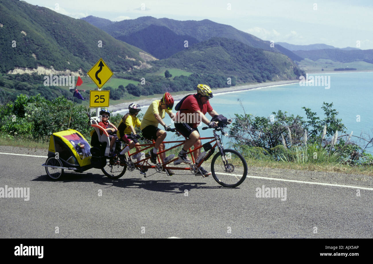 Famiglia di bicicletta di una famiglia di quattro persone da Auckland Nuova Zelanda tours la East Cape del loro paese Foto Stock