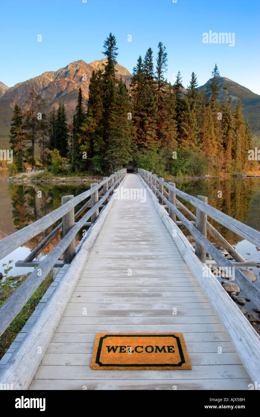 Wecome mat sul ponte a monte isola del lago del Parco Nazionale di Jasper Alberta Canada Foto Stock