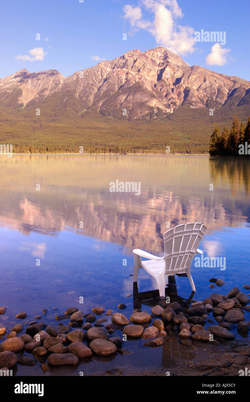 Sedia a sdraio che si affaccia su lago piramide e la piramide di montagna del Parco Nazionale di Jasper Alberta Canada Foto Stock