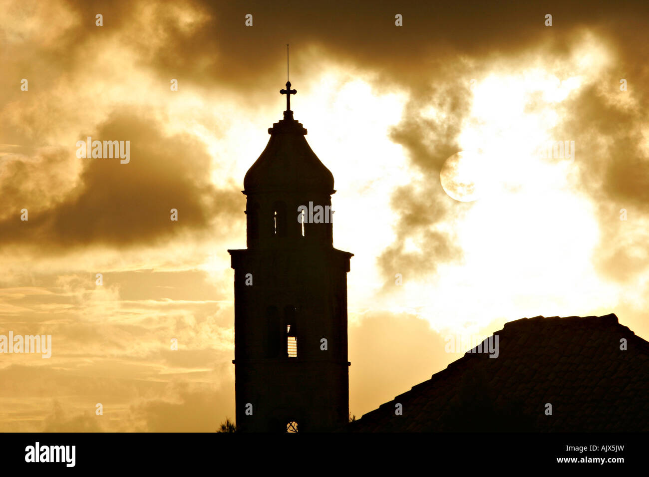 Kroatien, Abziehende Gewitterwolken ueber Kirchturm Dubrovnik | Croazia, Thunderclouds si spostano fuori oltre il campanile di una chiesa Dubrovnik Foto Stock