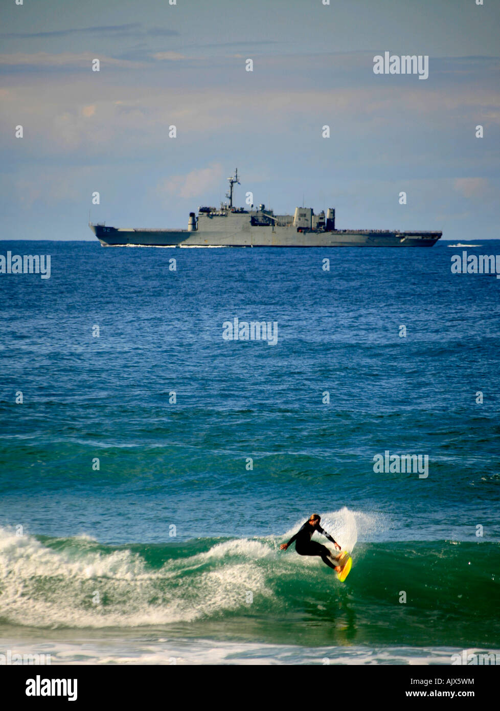 Un australiano Naval frigate con surfer a Whale beach Sydney Australia Foto Stock