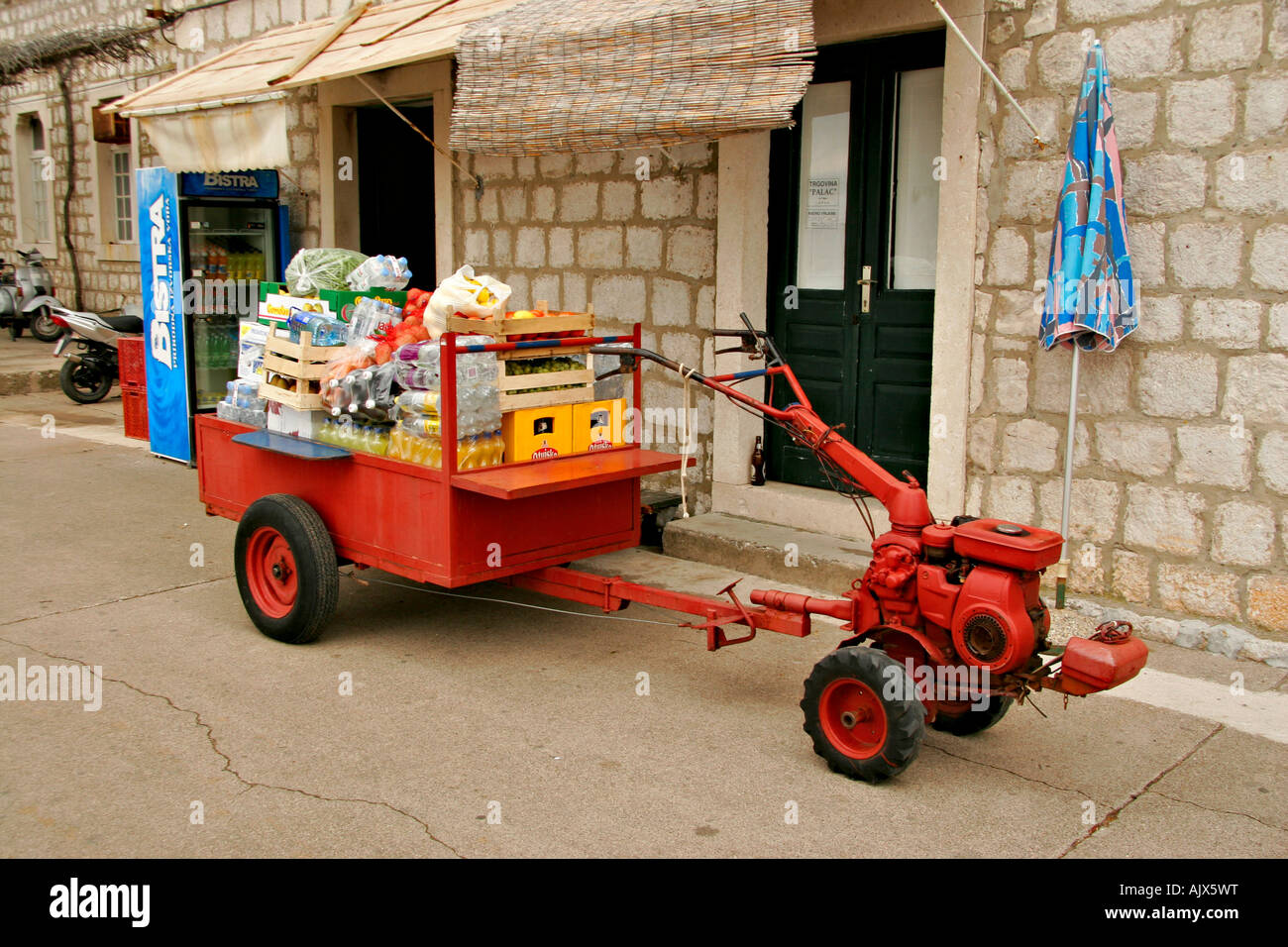 Kroatien Lopud, supermarkt auf von Promenade von Lopud Insel | Croazia Lopud, supermercato all'Esplanade di isola di Lopud Foto Stock