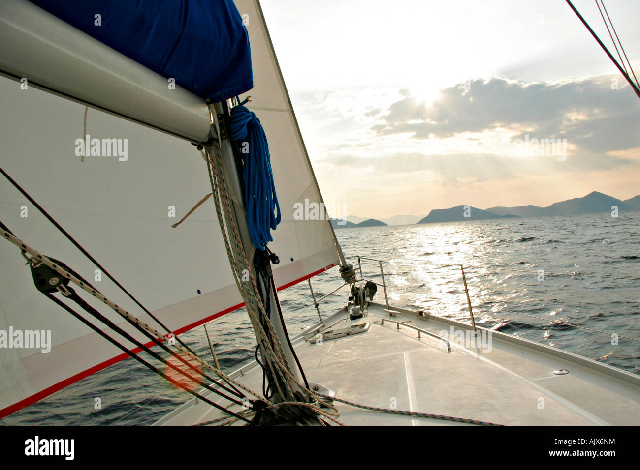 Slano Segeln Vor den Elaphiten isole in der Abendsonne | Croazia Barca a vela di fronte al Elaphiten isole del sole serale Foto Stock