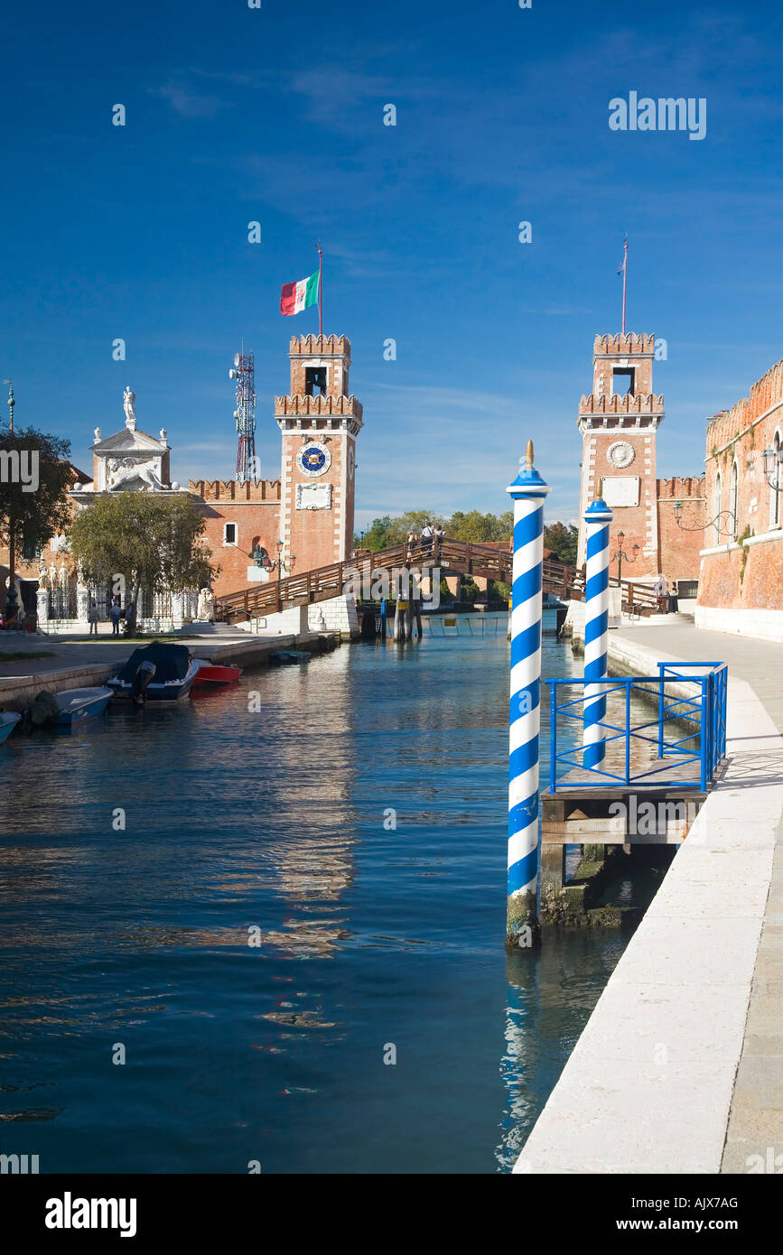 Arsenale ingresso principale alla Naval Dockyard in estate il sole con cielo blu sestiere di Castello Venezia Veneto Italia Europa UE Foto Stock