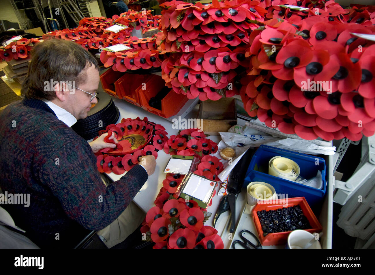 Lavoratore presso la Royal British Legion fabbrica di papavero in Richmond Surrey Foto Stock