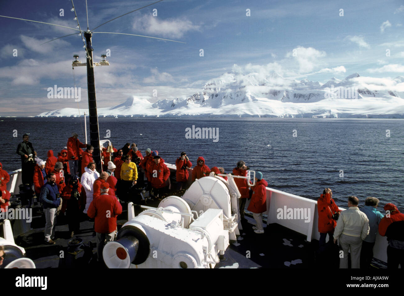 L'Antartide, Georgia del Sud, prua della società Expeditions nave da crociera con i turisti. Foto Stock