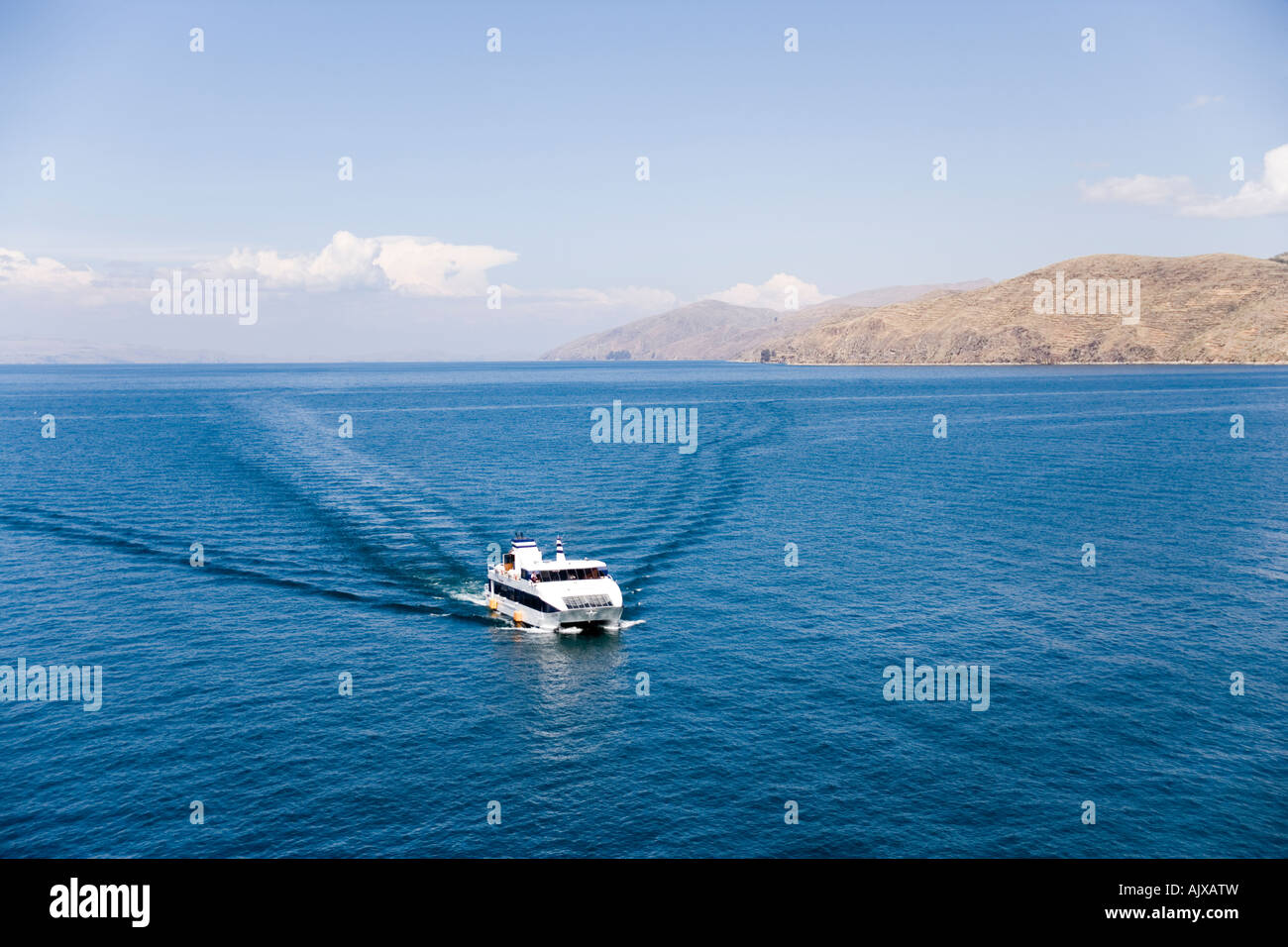 La penisola di Copacabana dalla Isla del Sol, l'isola del sole sul lago Titicaca, Bolivia Foto Stock