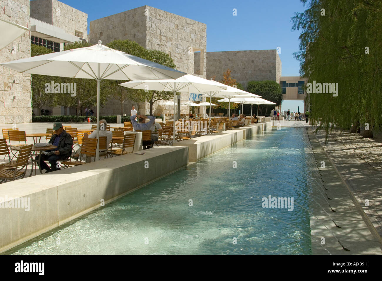 Plaza principale e fontana al centro Getty Museum di Los Angeles, CA 1 Foto Stock