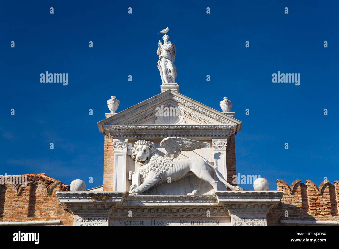 Arsenale ingresso principale alla Naval Dockyard sestiere di Castello Venezia Veneto Italia Europa il sole estivo soleggiato sunshine blue sky tour Foto Stock