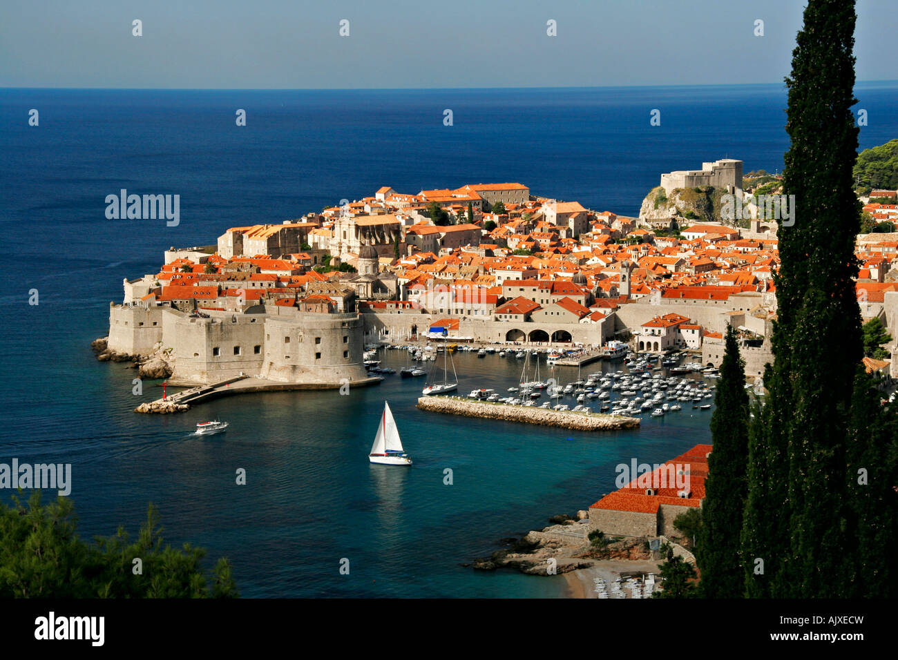 Kroatien Dubrovnik, Altstadt von Dubrovnik mit Segelyacht | Croazia Città Vecchia di Dubrovnik con yacht a vela Foto Stock