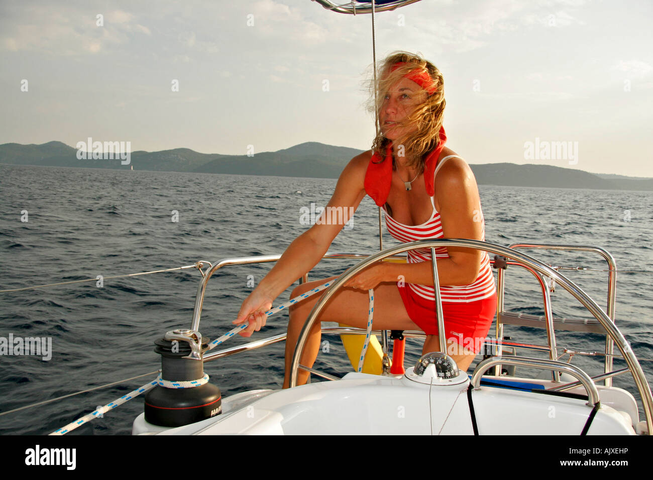 Segeln Vor den Elaphiten isole, Fieren der Fockschot | Croazia Barca a vela di fronte le Isole Elaphiten dirigendosi verso la Scotta Fiocco Foto Stock