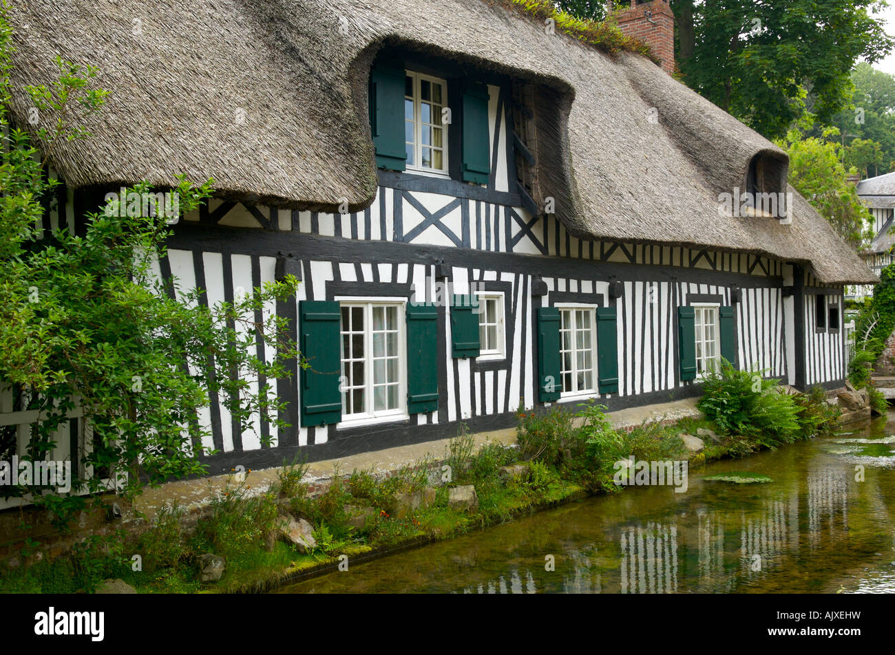 La Normandia chaumiere o cottage con tetto di paglia di Francia Foto Stock