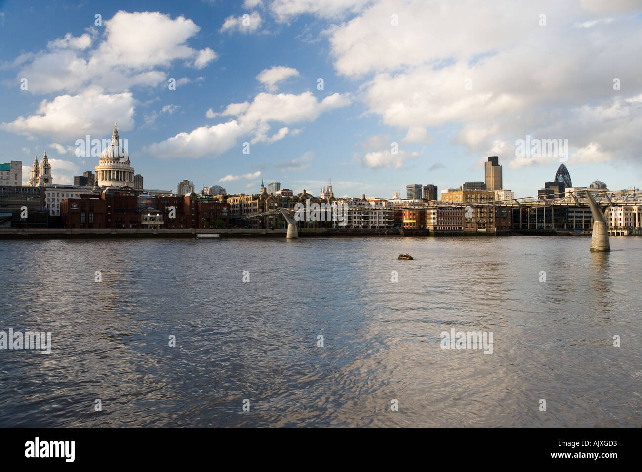 Regno Unito Londra St Pauls Cathedral e il quartiere finanziario visualizzate sul fiume Tamigi Foto Stock