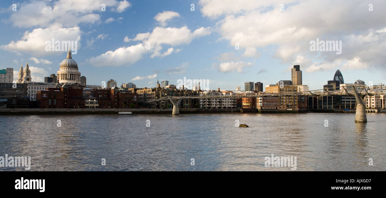 Regno Unito Londra St Pauls Cathedral e il quartiere finanziario visualizzate sul fiume Tamigi Foto Stock