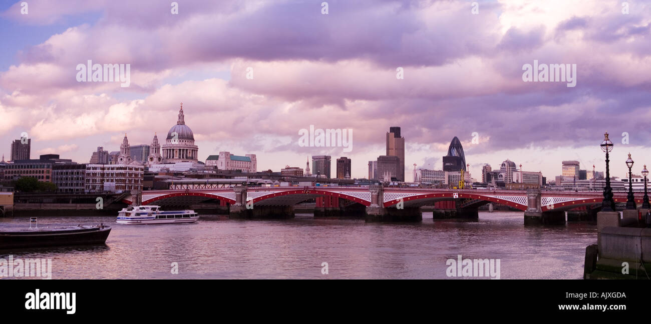 Regno Unito Londra St Pauls Cathedral e dello skyline della città visualizzate sul fiume Tamigi Foto Stock