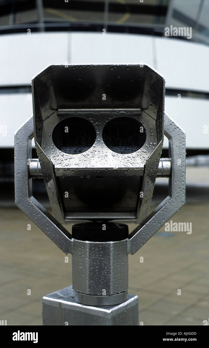 Alta potenza di visualizzazione di binocolo all'aeroporto internazionale di Dusseldorf, Renania settentrionale-Vestfalia (Germania). Foto Stock