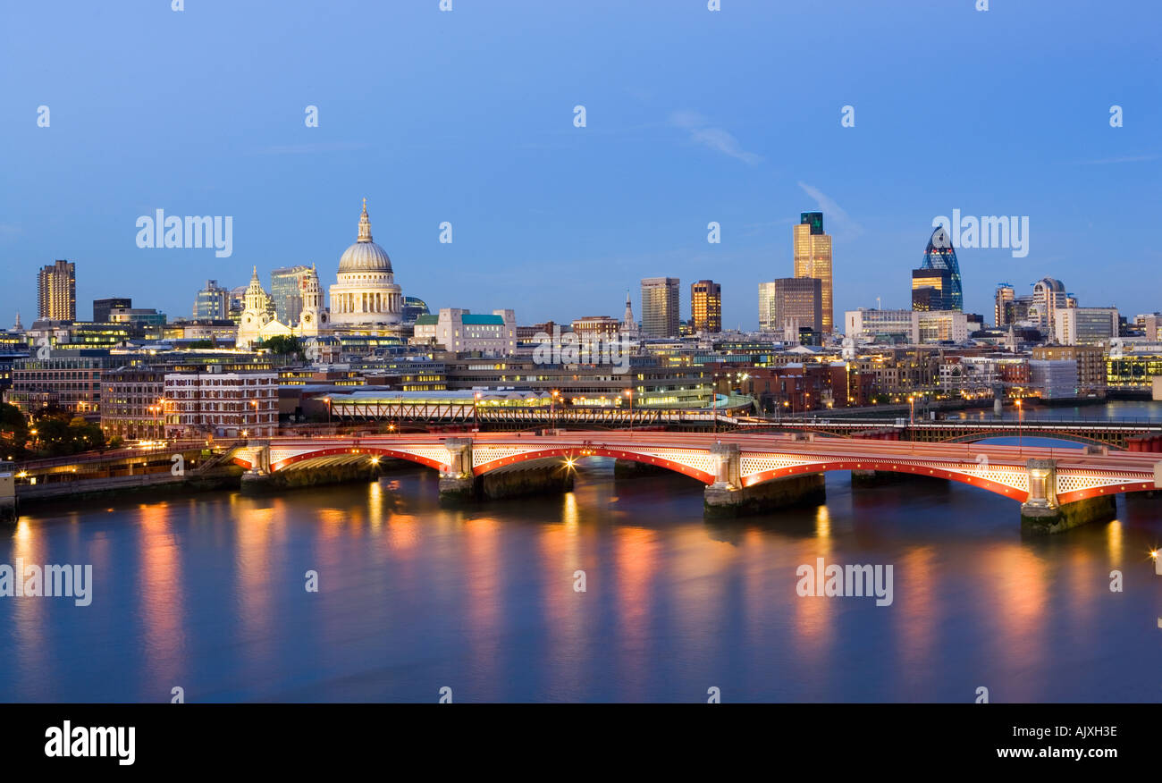 Regno Unito Londra vista sul fiume Tamigi alla cattedrale di St Paul e dello skyline della città Foto Stock