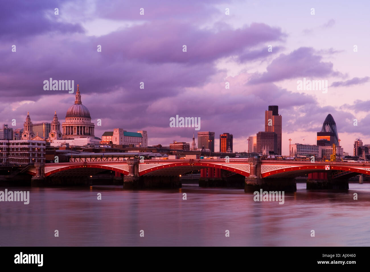 Regno Unito Londra vista sul fiume Tamigi alla Cattedrale di St Paul e dello skyline della città Foto Stock