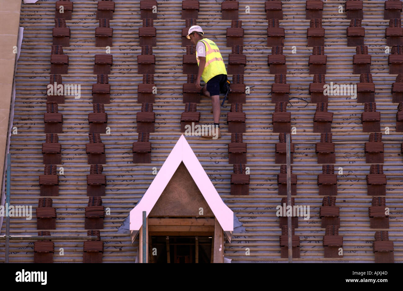 Una copertura installatore al lavoro in Upton, Northamptonshire. Foto Stock