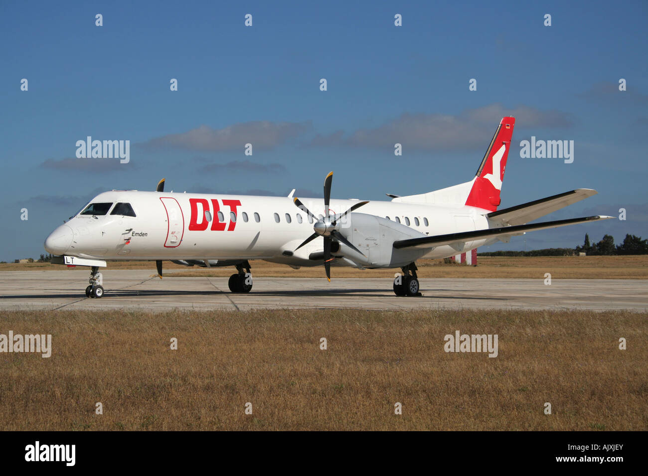 OLT (Ostfriesische Lufttransport) Saab 2000 breve raggio a turboelica aereo regionale parcheggiato sul piazzale aeroporto Foto Stock