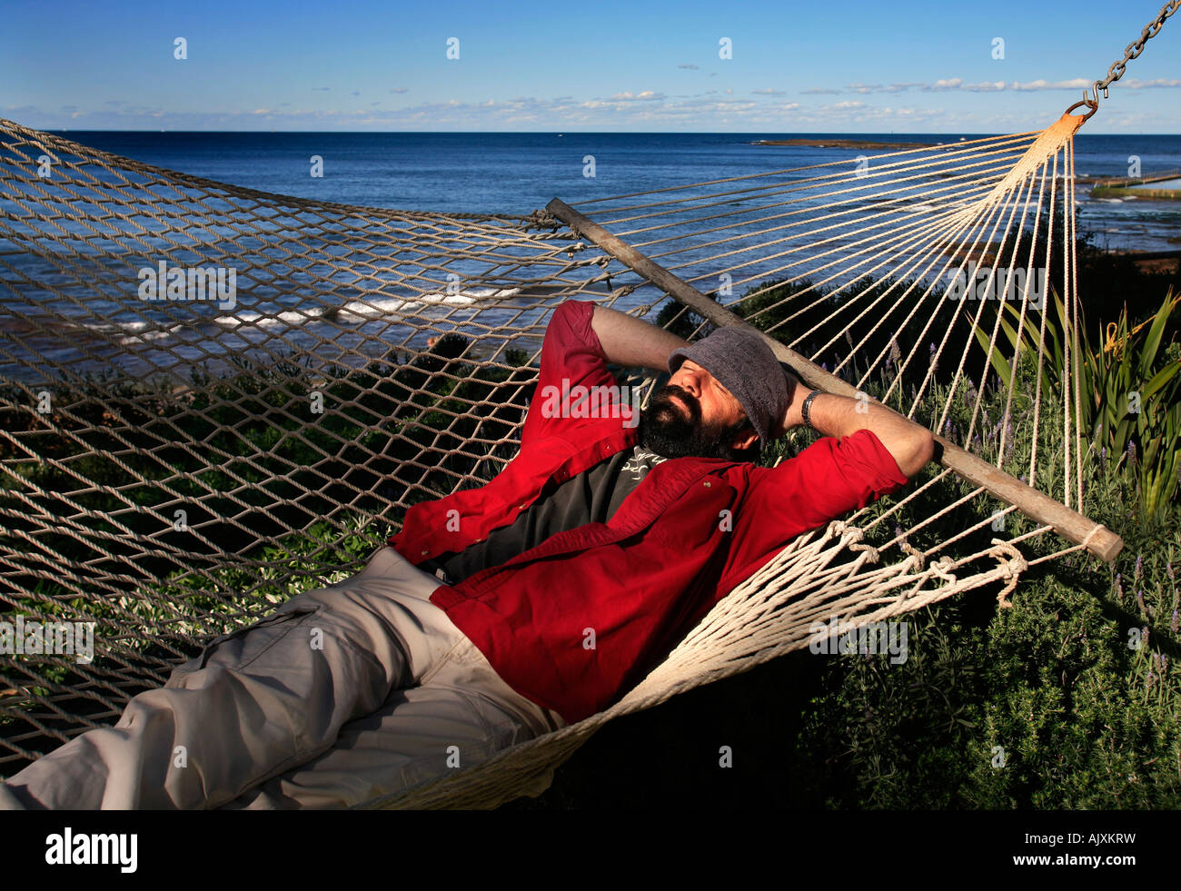 Un uomo per rilassarsi in un'amaca sulla spiaggia Sydney Australia Foto Stock