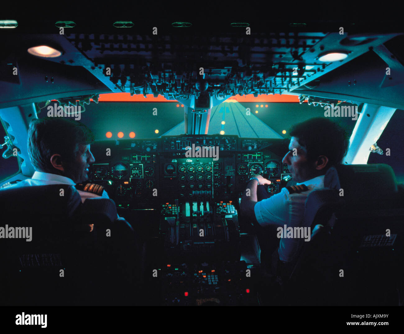 I piloti al ponte di volo dei controlli commerciali piano passeggero con pista simulato. Foto Stock