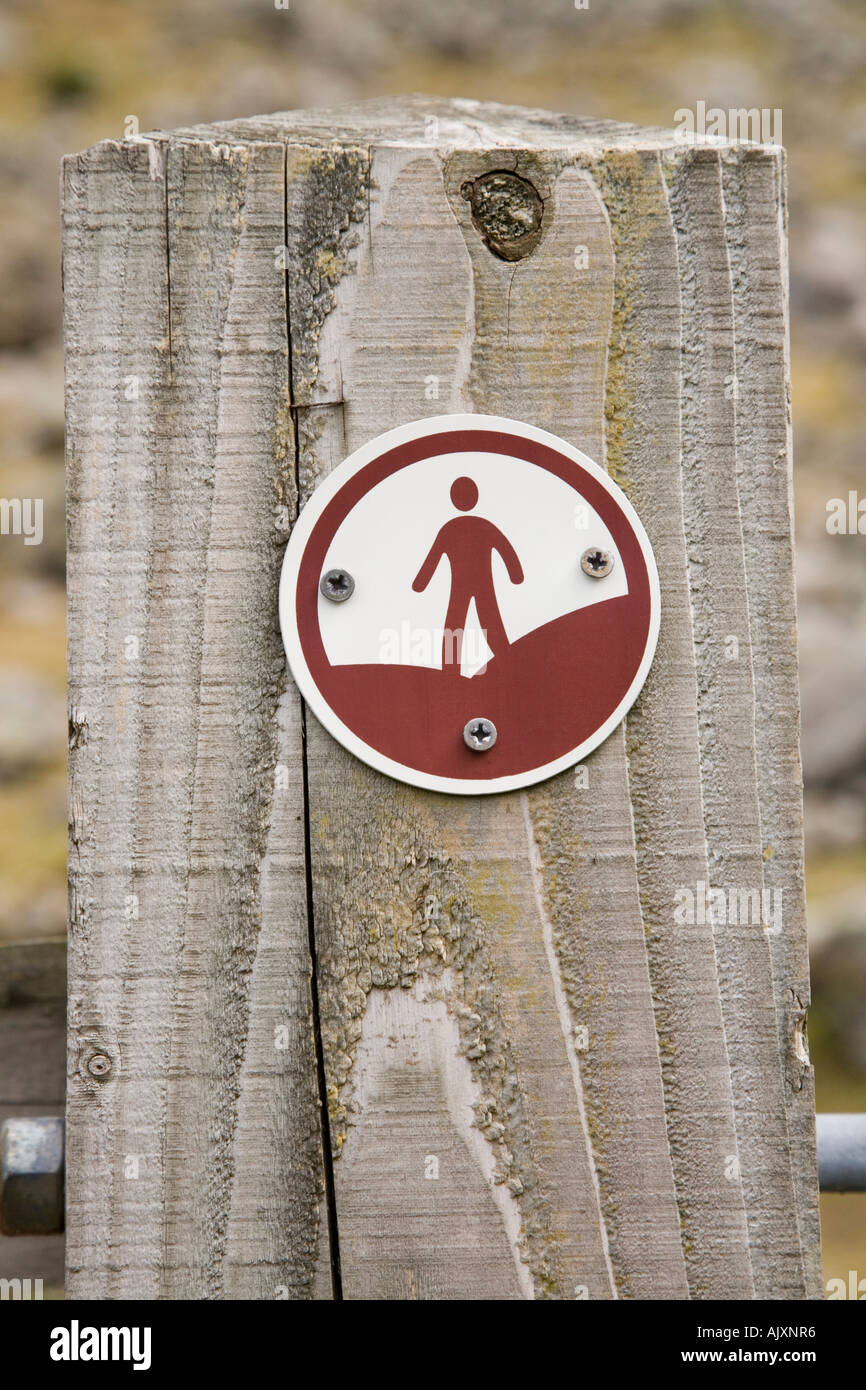 Marrone e bianco Accesso aperto segno sul palo di legno nel Parco Nazionale di Snowdonia Wales UK Gran Bretagna Foto Stock