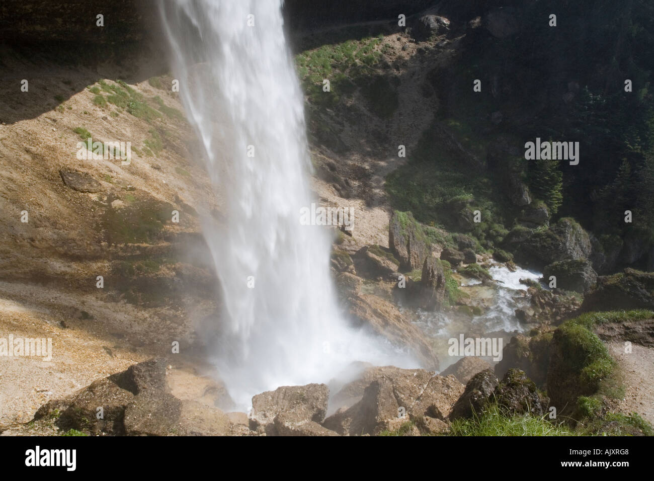 Abbassare cascata Pericnik 'Slap Pericnik' da sotto la sporgenza in valle di Vrata nel "Parco Nazionale del Triglav' nelle Alpi Giulie Foto Stock