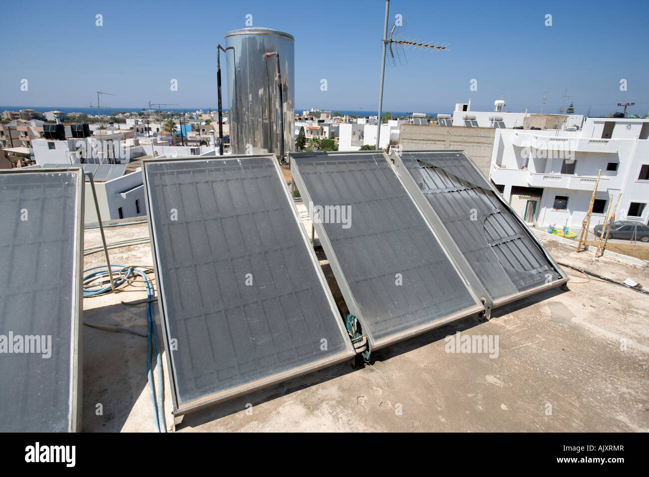 Danneggiato Riscaldamento di Acqua Solare dei pannelli sul tetto Hotel a Creta, Grecia Foto Stock