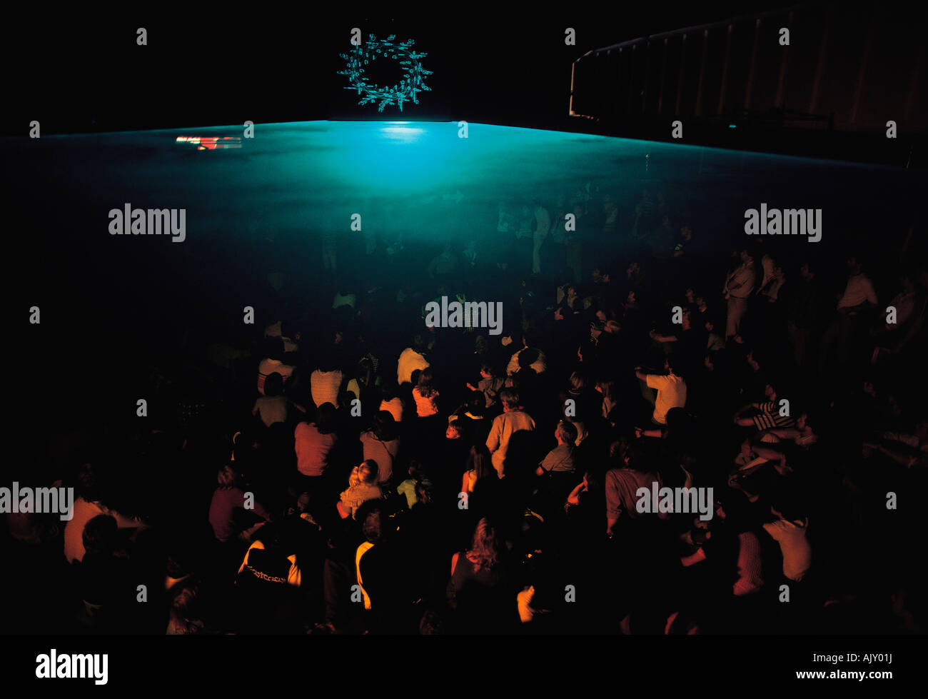 Folla in discoteca. La luce laser show. Foto Stock