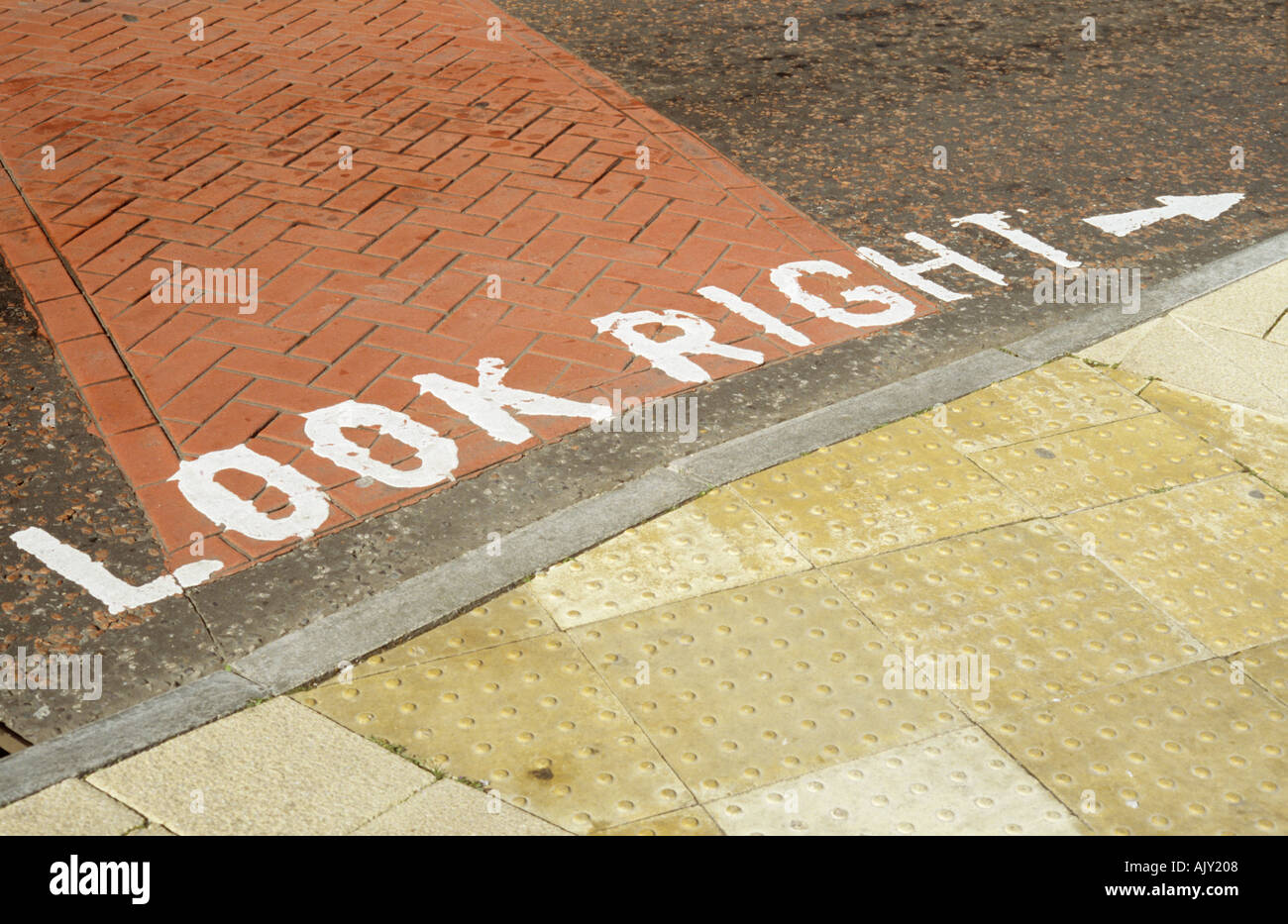 Parole dipinte a bordo della strada avvertenza i pedoni o gli escursionisti per guardare a destra Foto Stock
