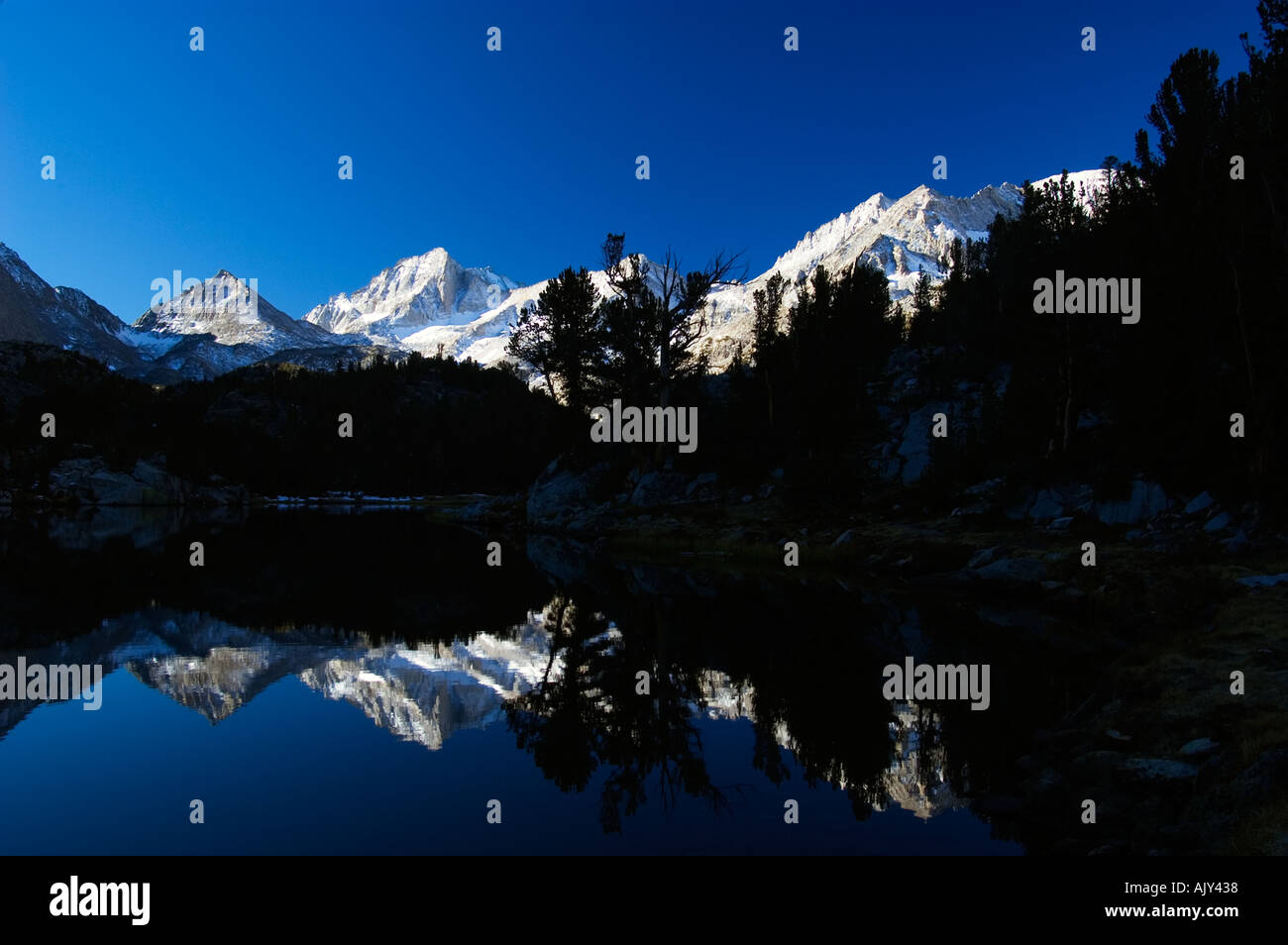 Le montagne si riflette in un lago alpino in californiano Eastern Sierra Nevada Foto Stock