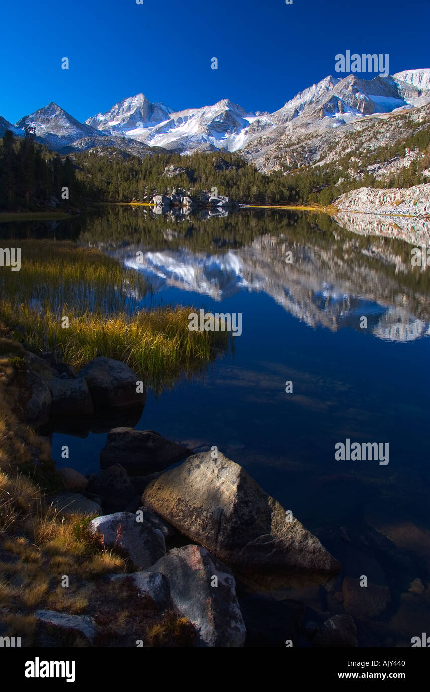Le montagne si riflette in un lago alpino in californiano Eastern Sierra Nevada Foto Stock