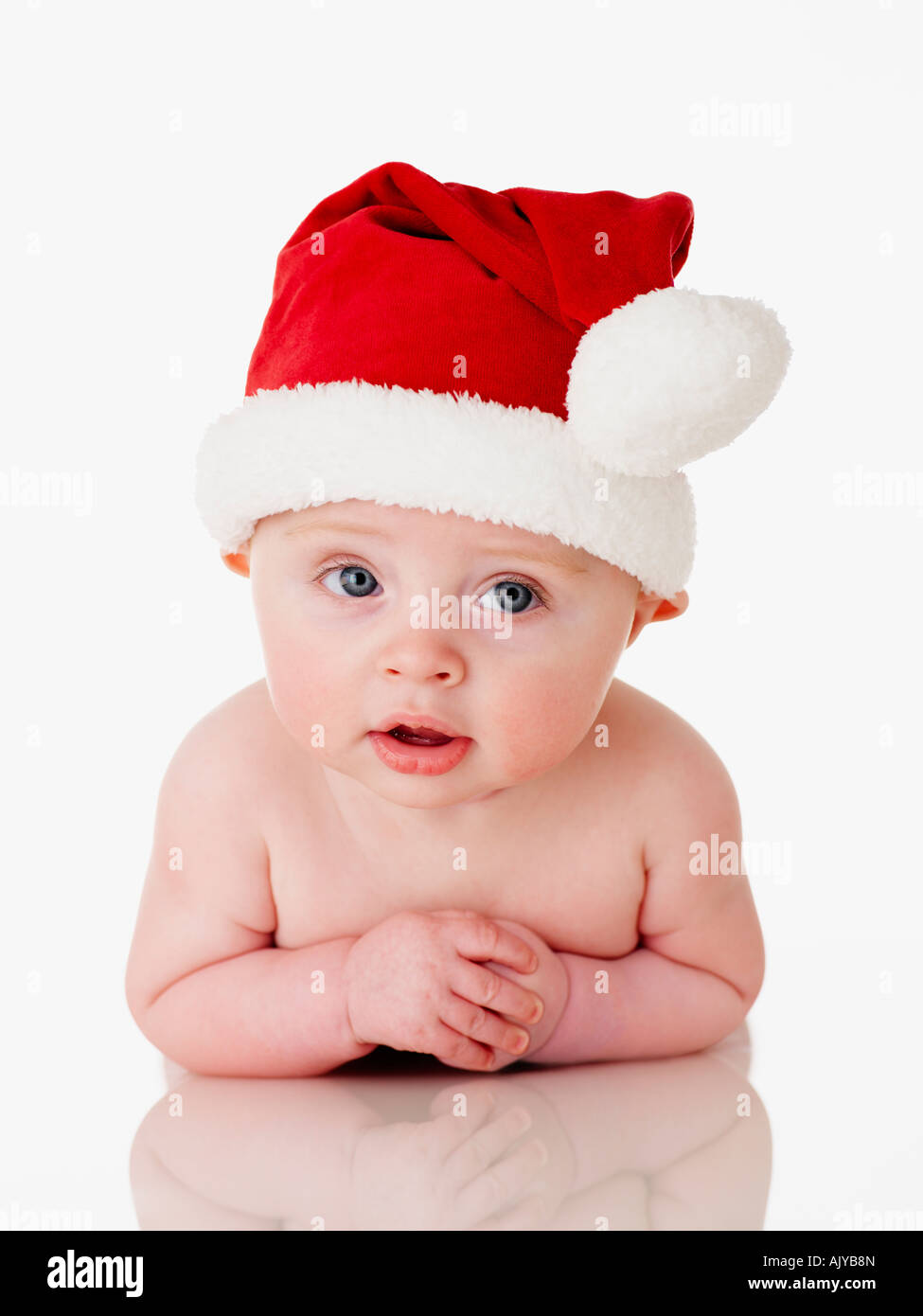 Formato ritratto foto di un simpatico baby in Santa Babbo Natale Hat in perspex bianco contro sfondo bianco Foto Stock