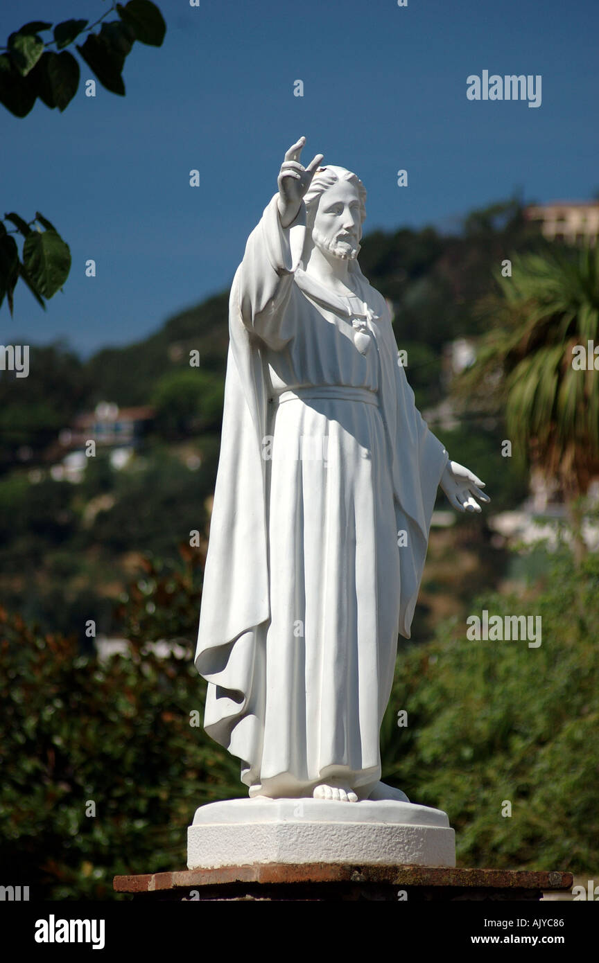 Statua del Sacro Cuore di Gesù nella plaza presso il piccolo villaggio di Calonge Costa Brava Foto Stock