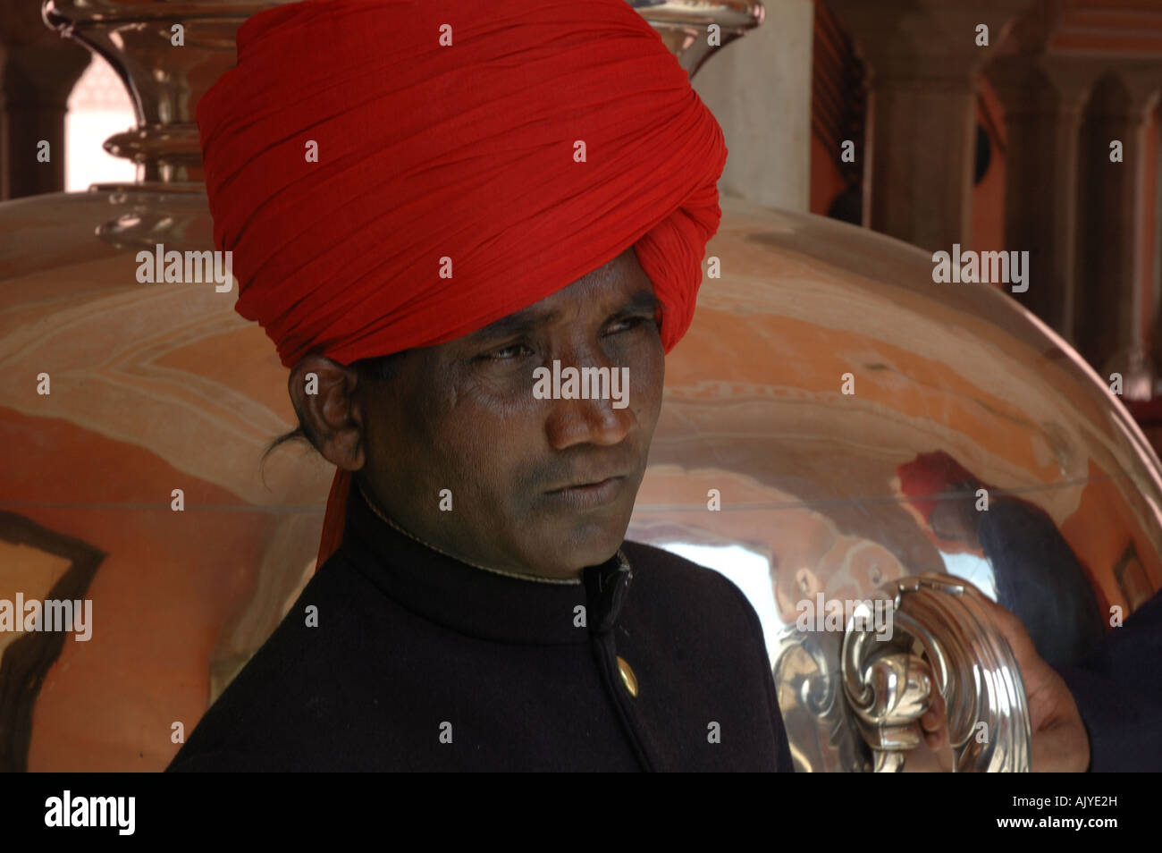 Palaceguard vicino al recipiente di argento nel palazzo di città di Jaipur Foto Stock