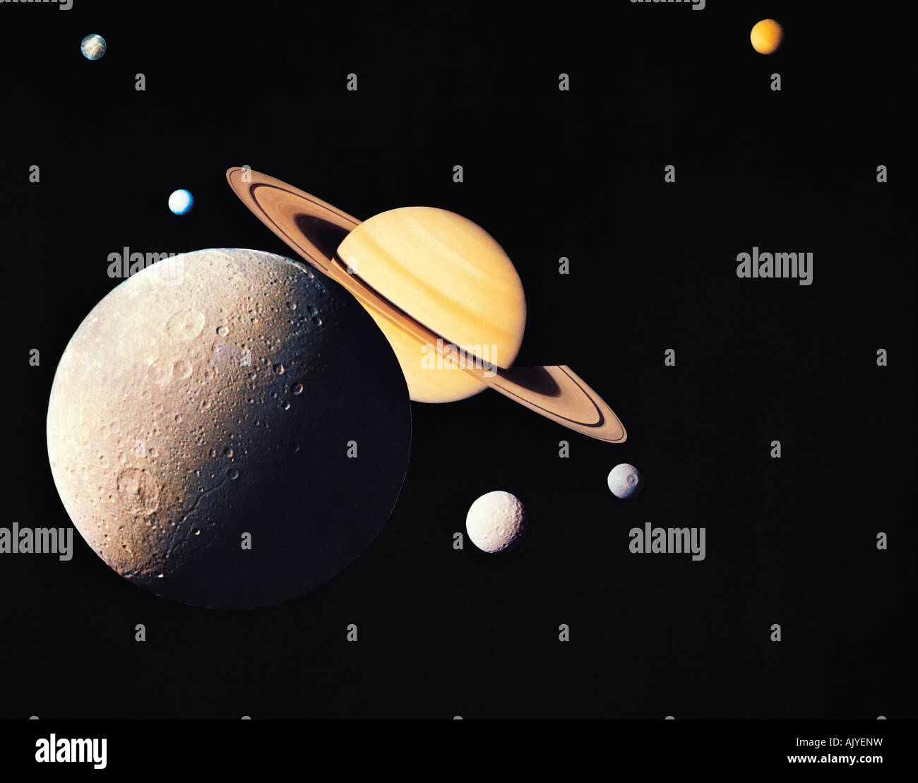 Un montaggio di Saturno e le sue lune principali (Dione, Tetide, Mimas, Enceladus, Rhea e Titan Foto Stock