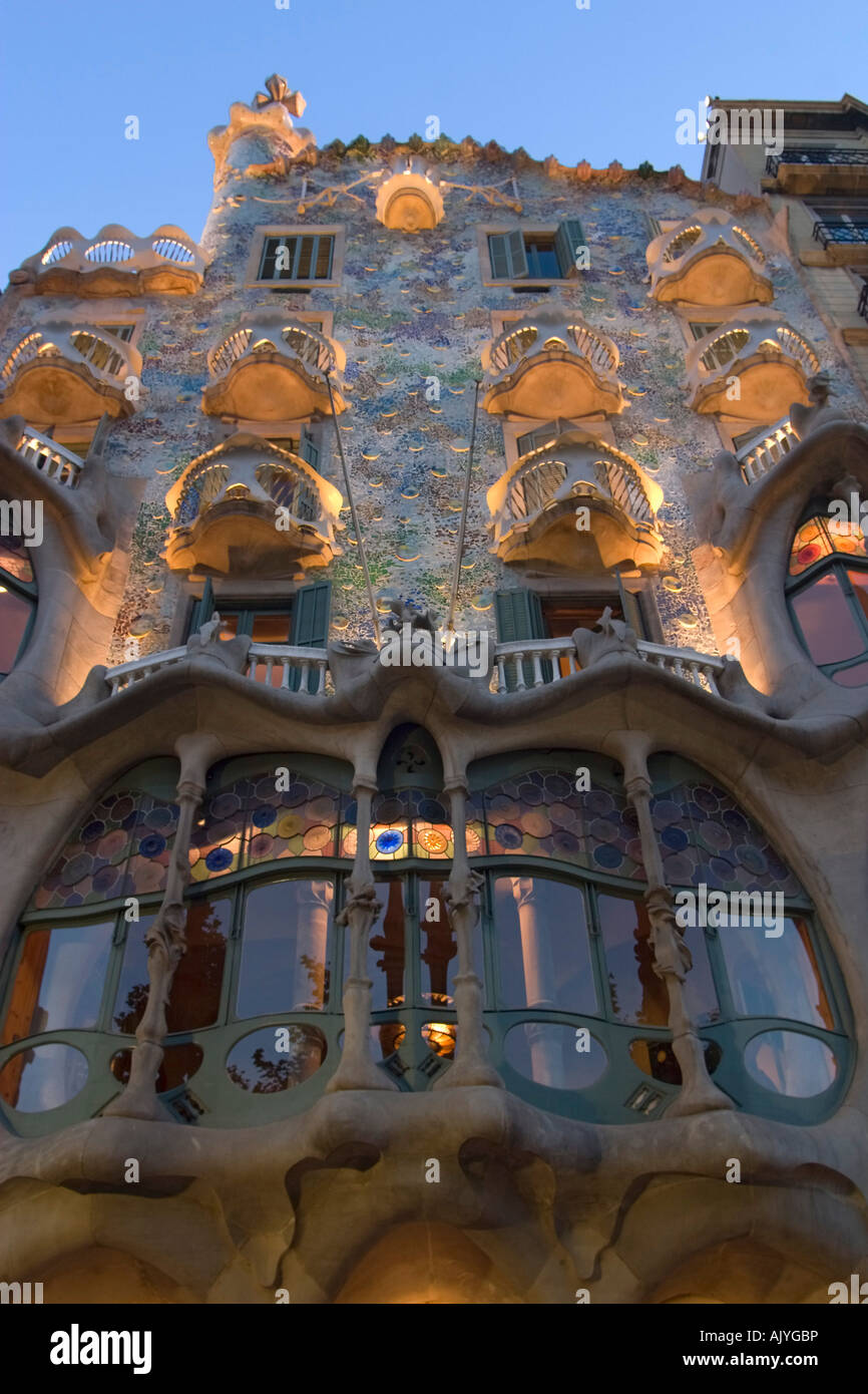 Barcellona Passeig de Gracia Casa Batllo di Antonio Gaudi facciata di notte Foto Stock