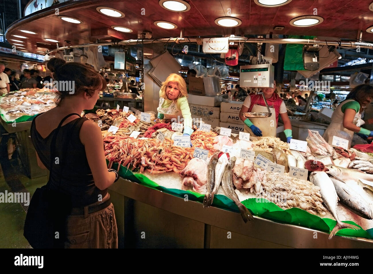 Spagna Barcellona Market Hall Mercat de la Boqueria pesce fresco seefood commessa Foto Stock