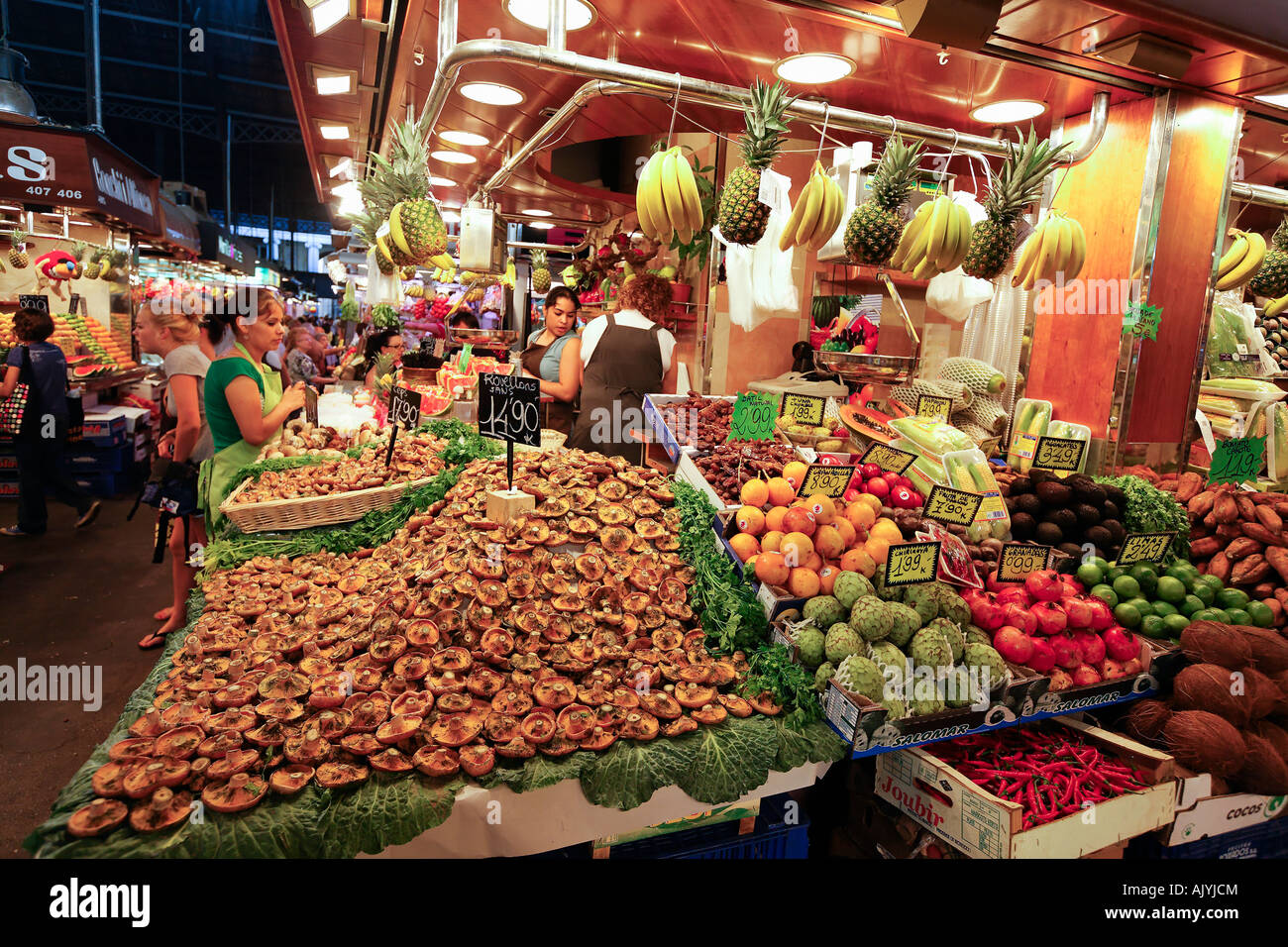 Barcelona Ramblas Mercat de Sant Josep mercato La Boqueria persone Foto Stock